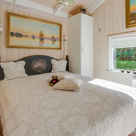 Casa de Férias Three-bedroom Holiday In Hals